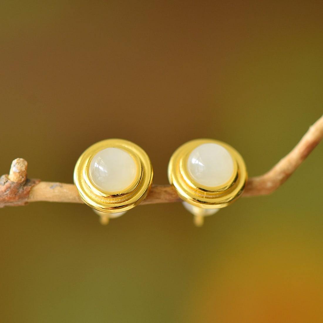 A Pair of Exquisite Sterling Silver-Gold Plated Inlaid White Jade Earrings: A Pair of Exquisite Sterling Silver-Gold Plated Inlaid White Jade Earrings,Size:0.2inx0.2in 一对纯银镀金镶白玉耳钉