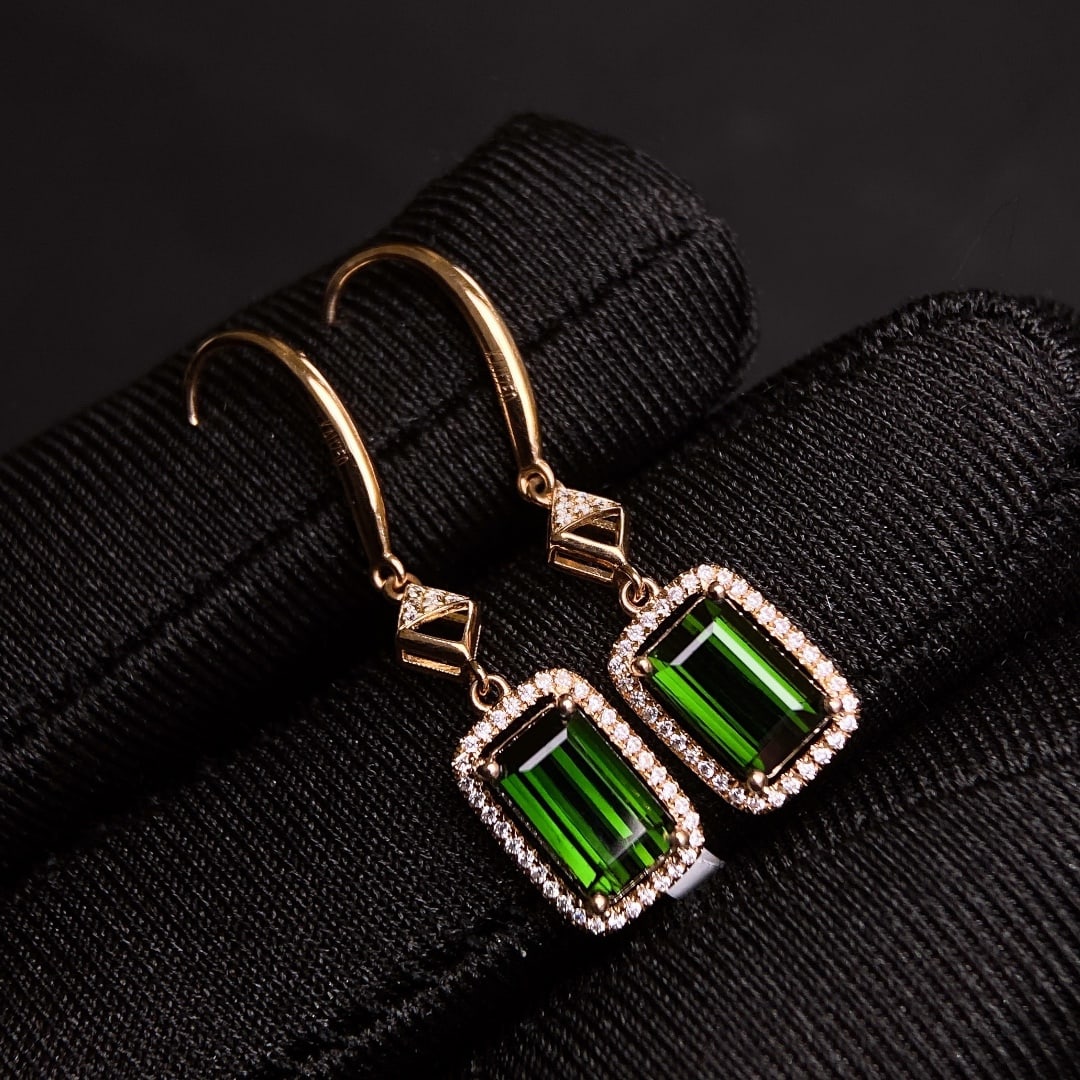 A Pair of 3.35Ctw Natural Tourmaline Earrings: A Pair of 3.35Ctw Natural Tourmaline Earrings,Size:0.3inx0.2in 一对3.35Ctw天然碧玺耳环