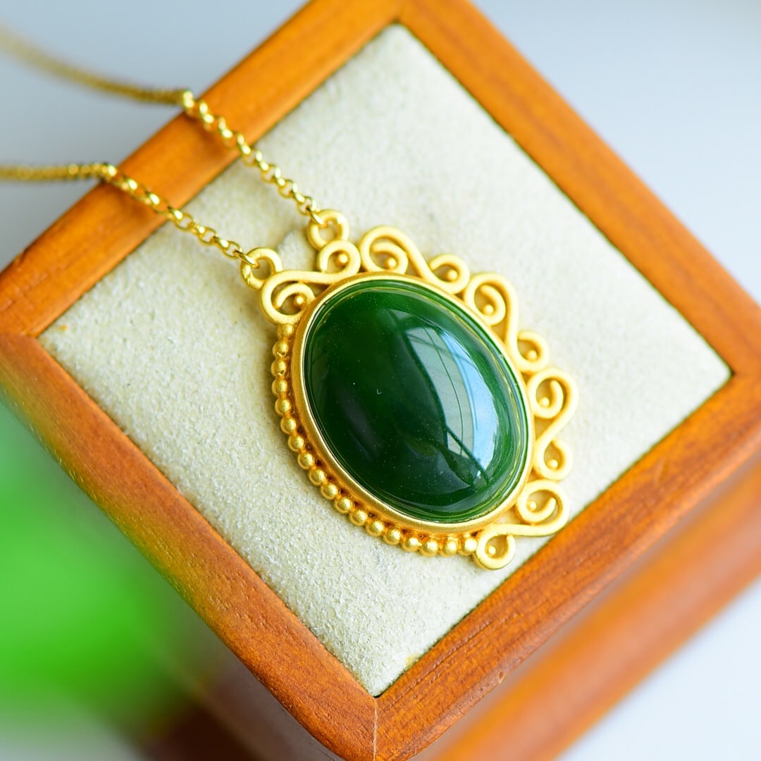 An Exquisite Sterling Silver-Gold Plated Inlaid Jasper Pendant: An Exquisite Sterling Silver-Gold Plated Inlaid Jasper Pendant,Size:0.9inx1.1in 纯银镀金镶碧玉吊坠