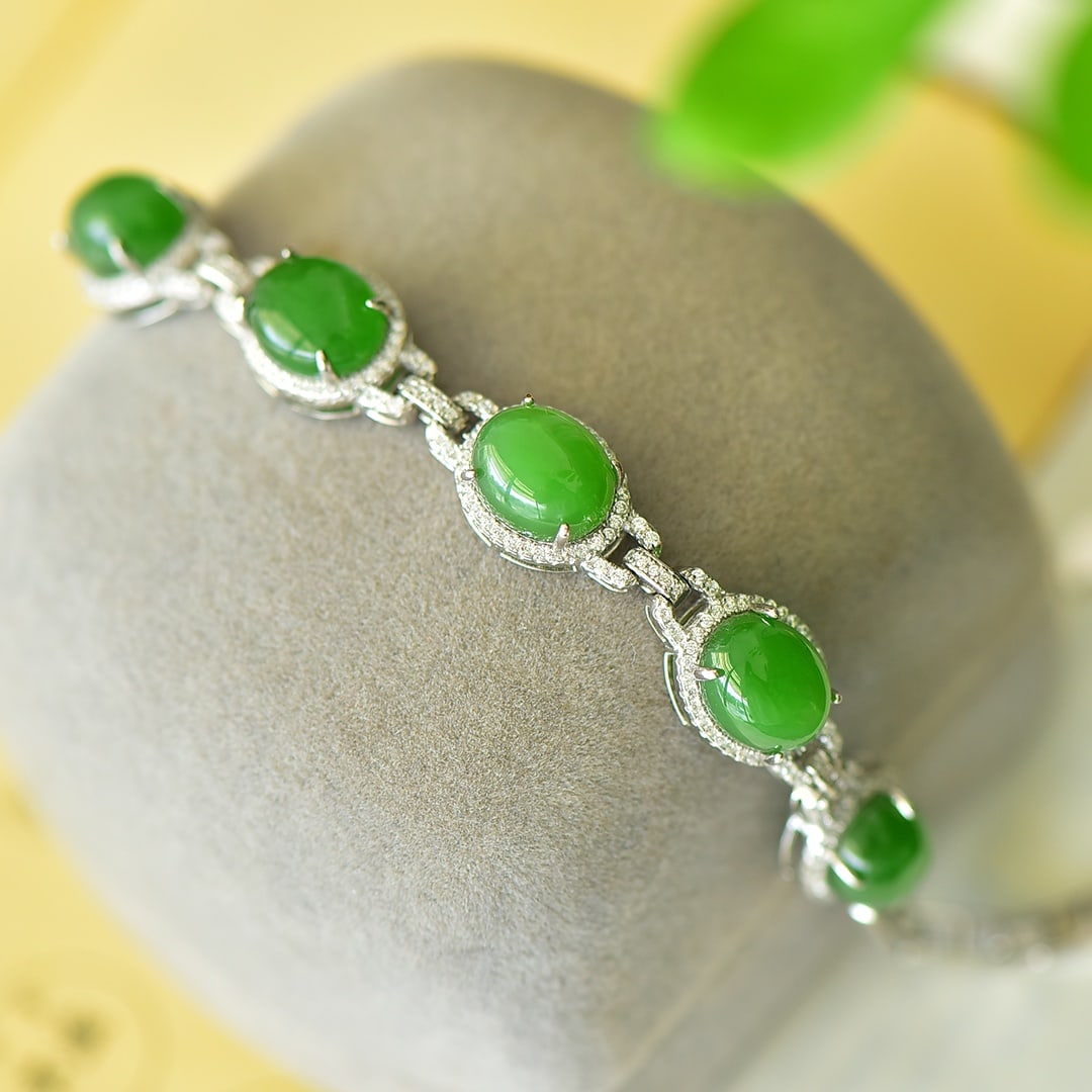 An Exquisite Sterling Silver Inlaid Jasper Bracelet,Inlaid Diamond: An Exquisite Sterling Silver Inlaid Jasper Bracelet,Inlaid Diamond,Size:0.4inx0.7in 纯银镶碧玉手链,嵌钻石