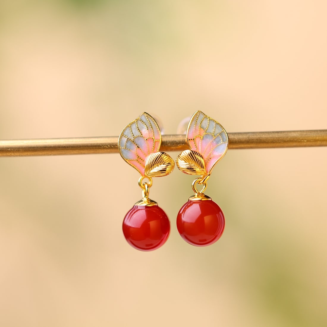 A Pair of Exquisite Sterling Silver-Gold Plated Inlaid Red Agate Earrings: A Pair of Exquisite Sterling Silver-Gold Plated Inlaid Red Agate Earrings,Size:0.3inx0.3in 一对纯银镀金镶红玛瑙耳环