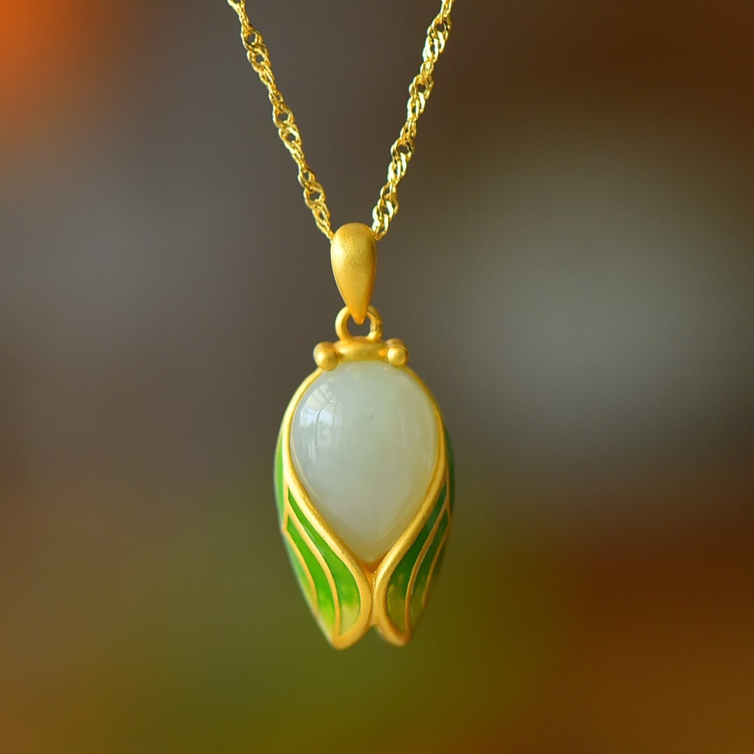 An Exquisite Sterling Silver-Gold Plated Inlaid White Jade Pendant: An Exquisite Sterling Silver-Gold Plated Inlaid White Jade Pendant,Size:0.4inx0.6in 纯银镀金镶白玉吊坠