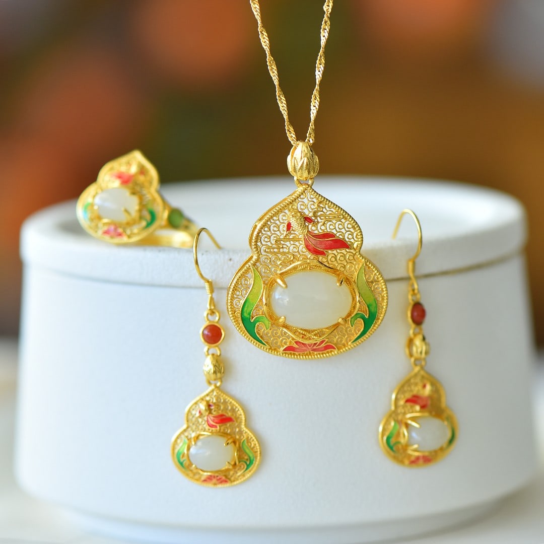 A Set of Fine Sterling Silver-Gold Plated Inlaid White Jade Jewelrys: A Set of Fine Sterling Silver-Gold Plated Inlaid White Jade Jewelrys 一套纯银镀金镶白玉首饰