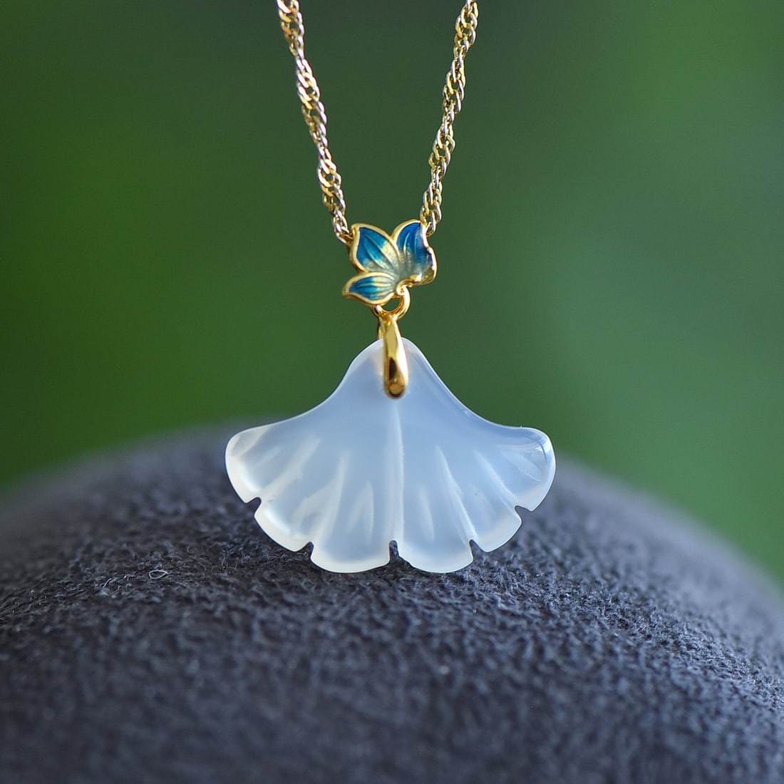 An Exquisite Sterling Silver-Gold Plated Inlaid White Agate Necklace: An Exquisite Sterling Silver-Gold Plated Inlaid White Agate Necklace,Size:0.8inx0.6in 纯银镀金镶白玛瑙项链