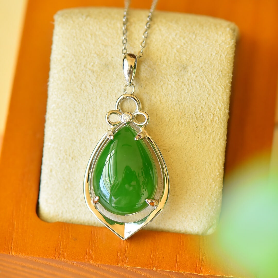 An Exquisite Sterling Silver Inlaid Jasper Necklace,Inlaid Diamond: An Exquisite Sterling Silver Inlaid Jasper Necklace,Inlaid Diamond,Size:0.7inx1.5in 纯银镶碧玉项链,嵌钻石