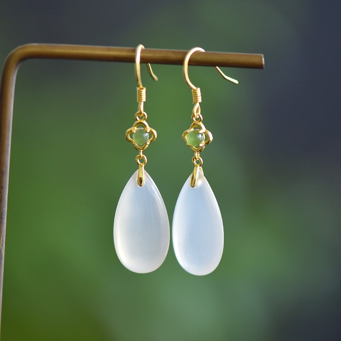 A Pair of Exquisite Sterling Silver-Gold Plated Inlaid White Agate Earrings: A Pair of Exquisite Sterling Silver-Gold Plated Inlaid White Agate Earrings,Size:0.4inx0.8in 一对纯银镀金镶白玛瑙耳环
