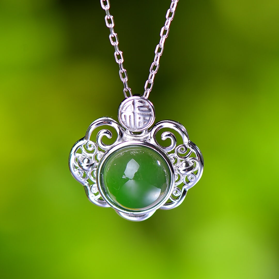 An Exquisite Sterling Silver Inlaid Jasper Necklace: An Exquisite Sterling Silver Inlaid Jasper Necklace,Size:0.4inx0.4in 纯银镶碧玉项链