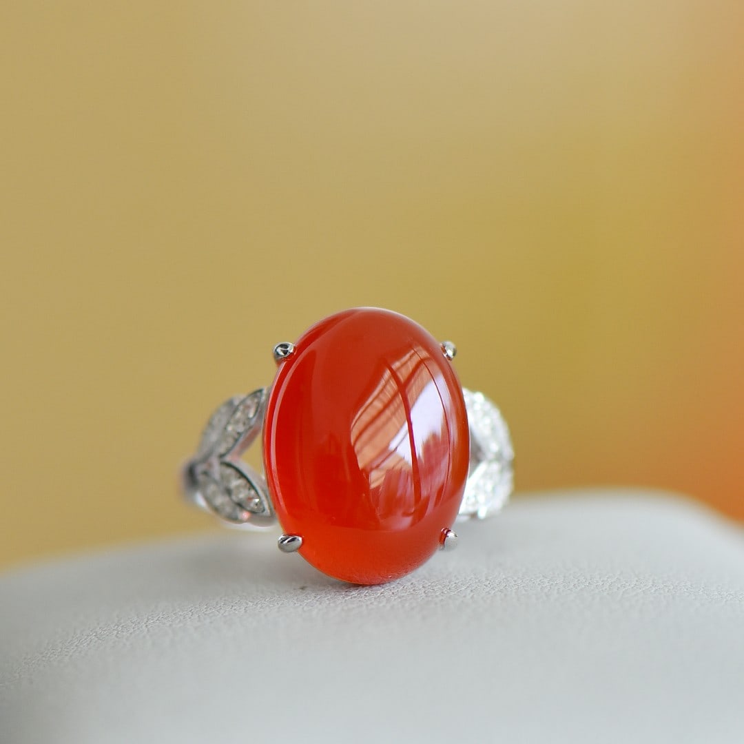 An Exquisite Sterling Silver Inlaid Red Agate Ring,Inlaid Diamond: An Exquisite Sterling Silver Inlaid Red Agate Ring,Inlaid Diamond,Size:0.5inx0.6in 纯银镶红玛瑙戒指,嵌钻石