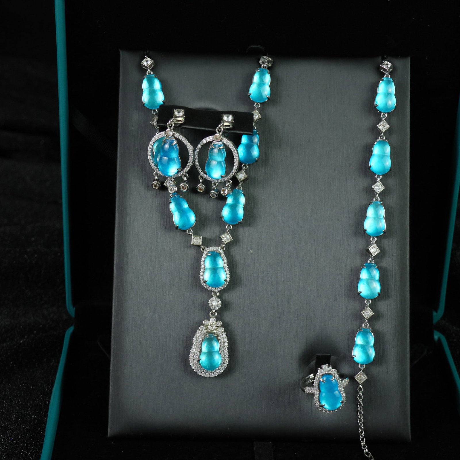 A Set of Fine Jewelry: A Set of Fine Jewelry 一套精美的首饰