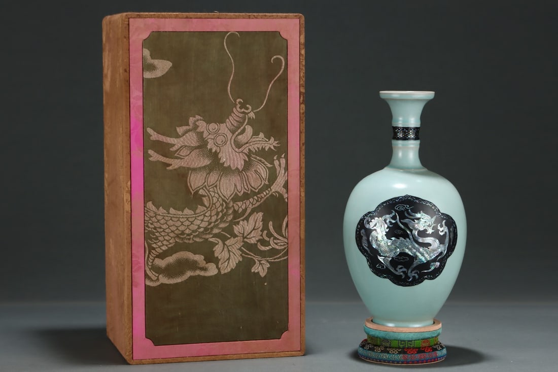 An Exquisite Ru yao Inlaid Mother-of-pearl-inlay Dragon and Phoenix Pattern Vase: An Exquisite Ru yao Inlaid Mother-of-pearl-inlay Dragon and Phoenix Pattern Vase,Song Dynasty,China,With Mark,Size:11.3inx5.8in 汝窑镶螺钿龙凤纹瓶