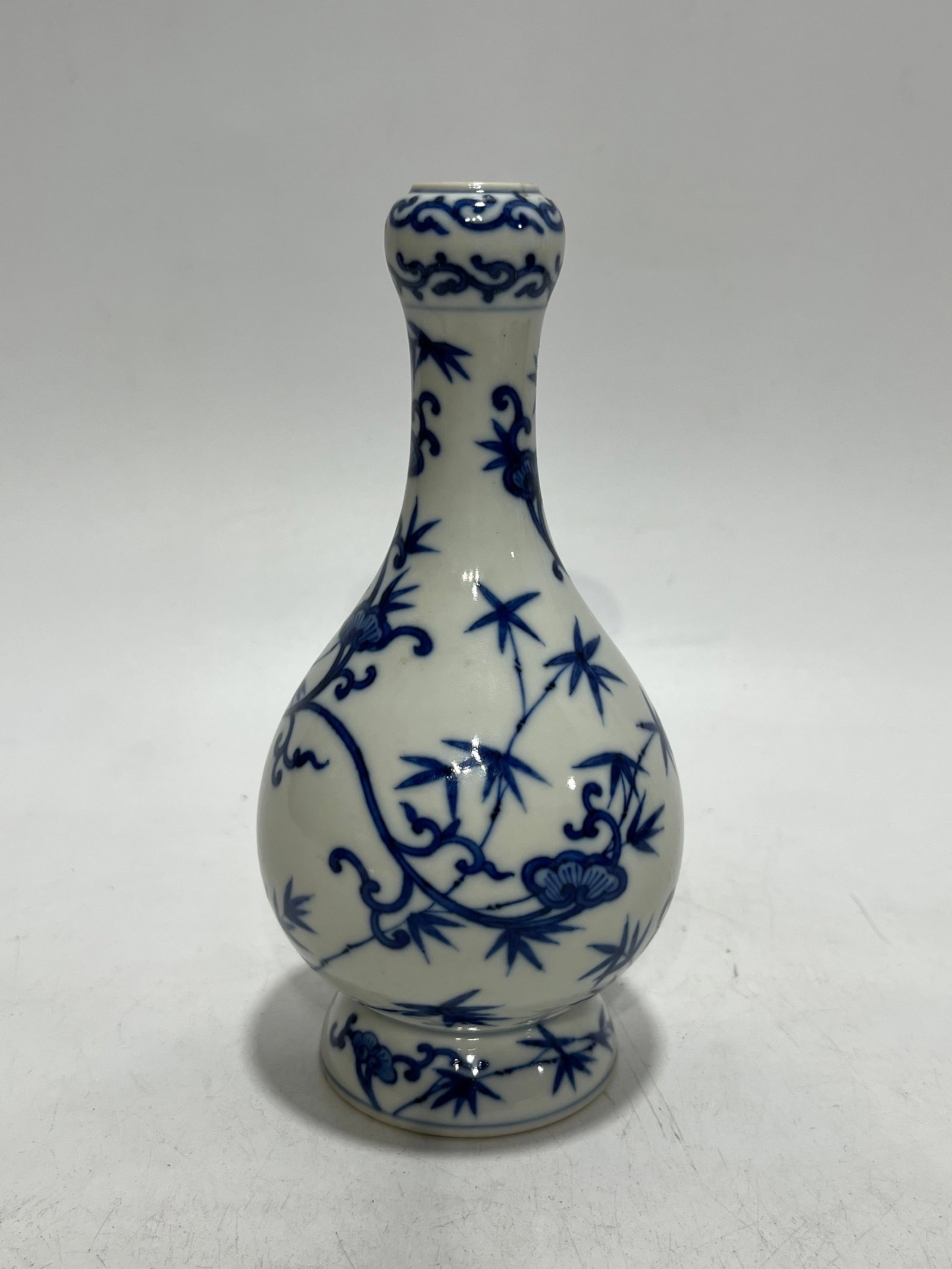An Exquisite Blue and White Ganoderma lucidum Pattern Vase - 2
