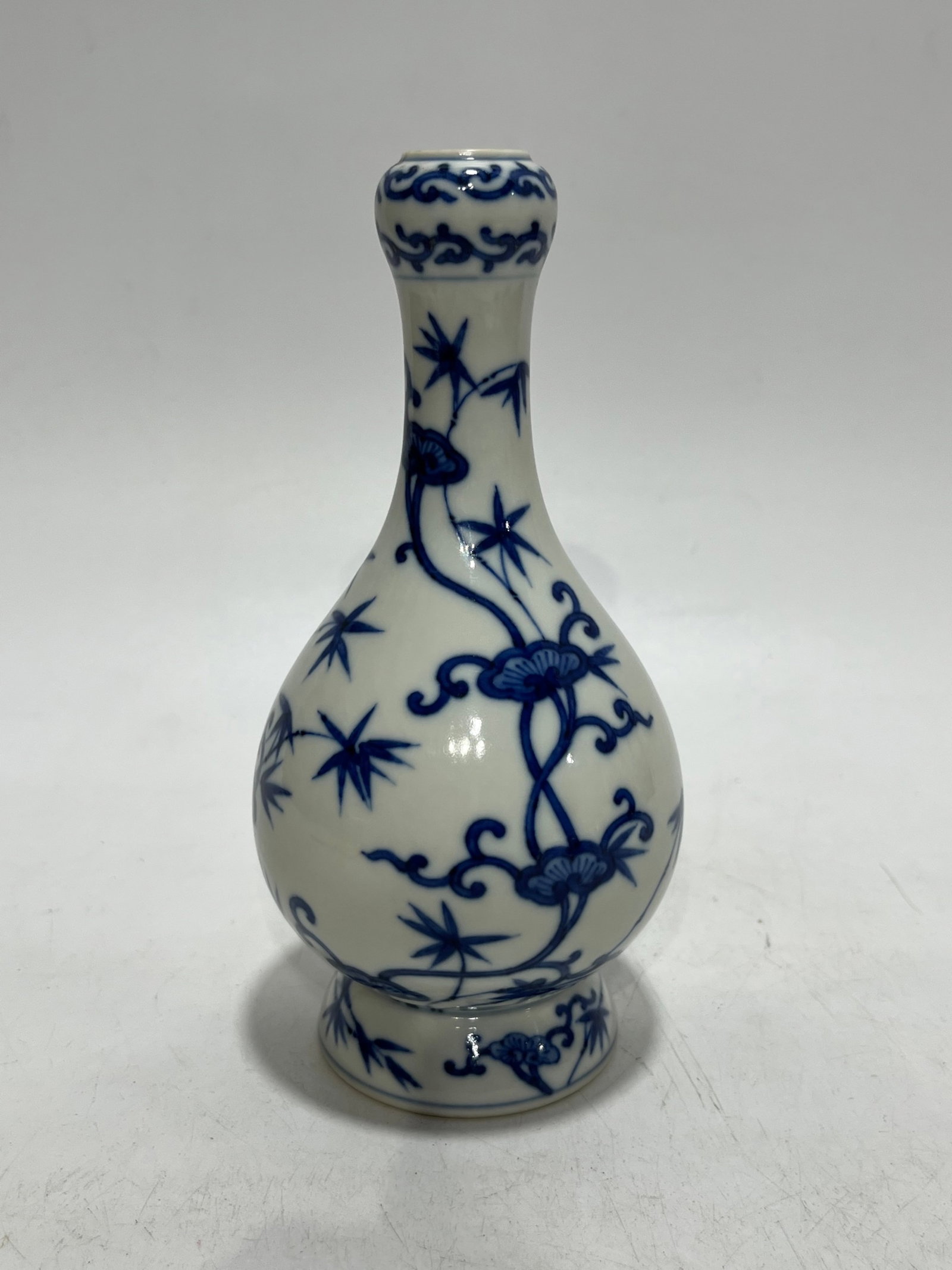 An Exquisite Blue and White Ganoderma lucidum Pattern Vase - 3