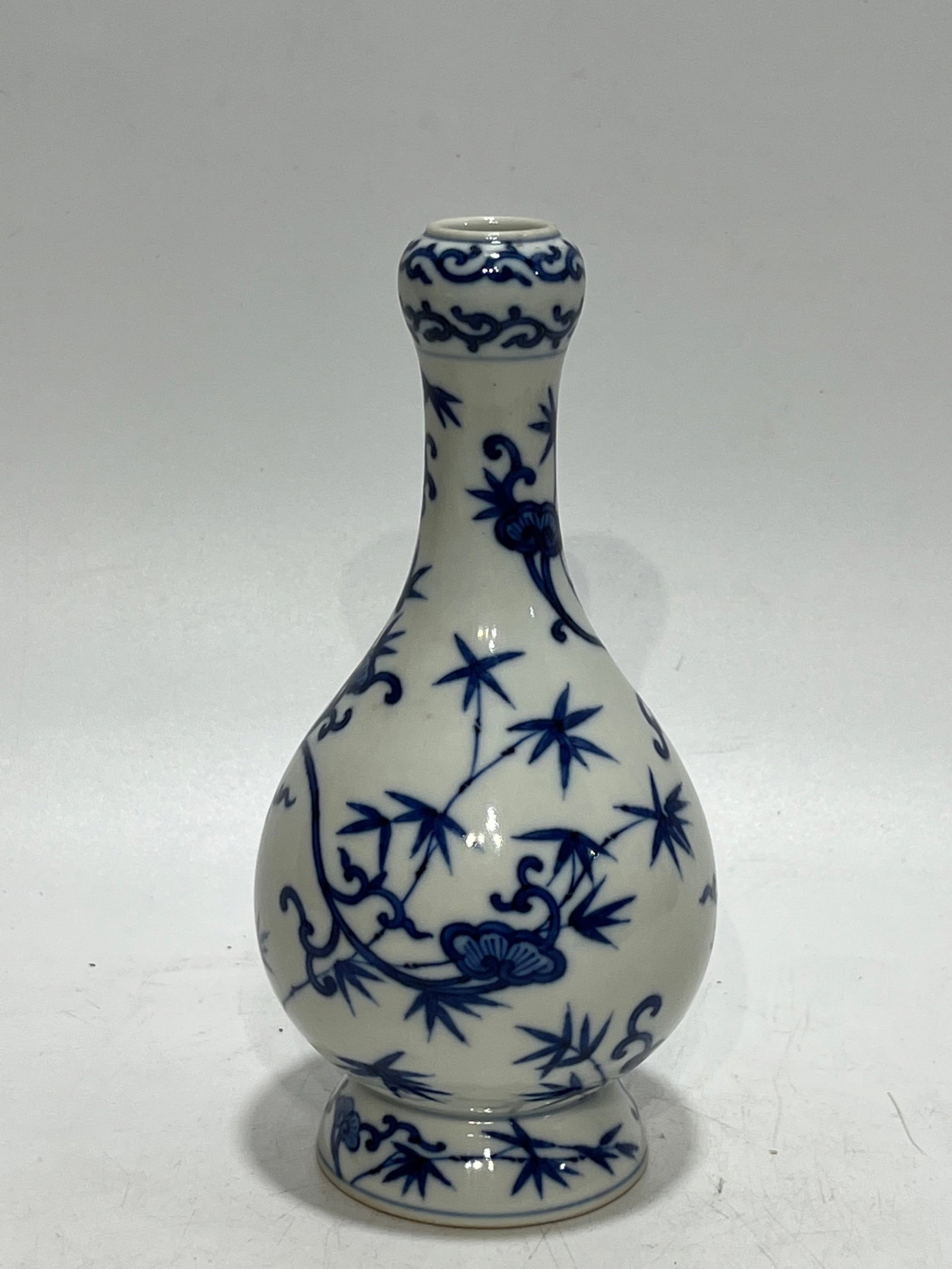 An Exquisite Blue and White Ganoderma lucidum Pattern Vase - 6