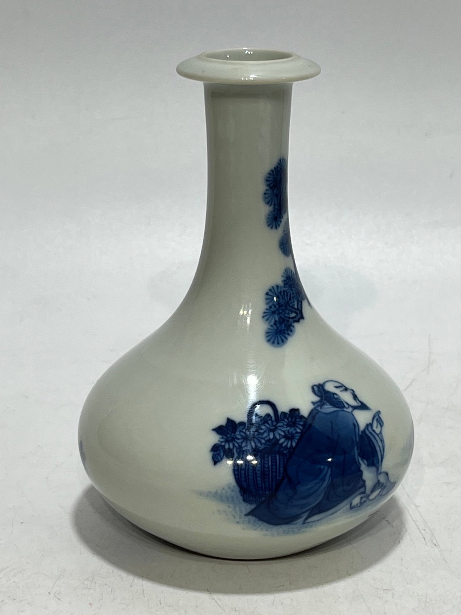 An Exquisite Blue and White Figure Pattern Vase - 4