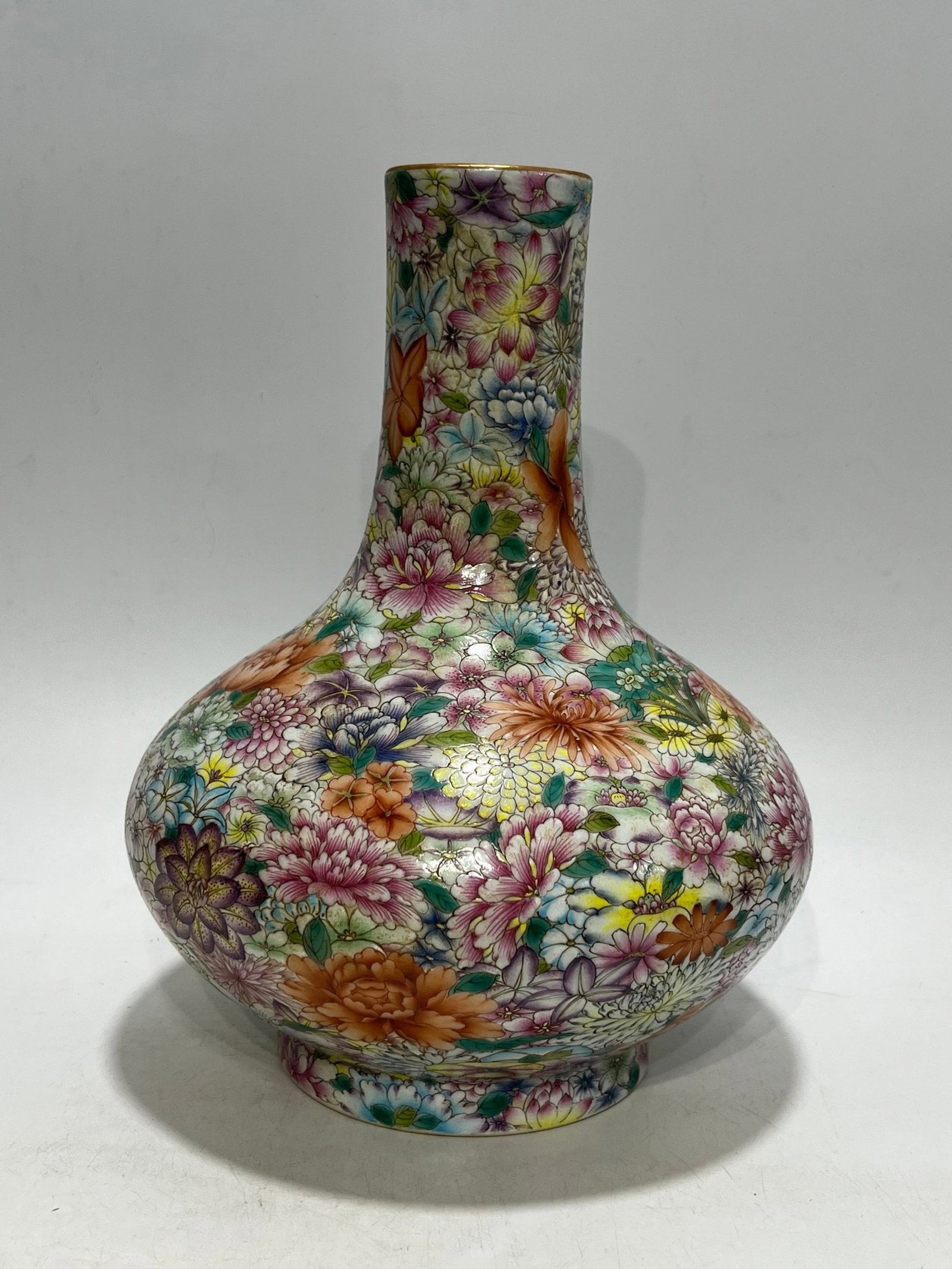 An Exquisite Famille-Rose Painted Gold Flower Pattern Vase: An Exquisite Famille-Rose Painted Gold Flower Pattern Vase,Qing Dynasty,China,Qianlong Six-character Mark,Size:11.6in