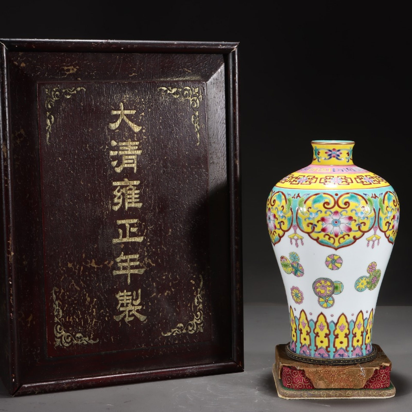 An Exquisite Famille-Rose Painted Gold Flower Pattern Vase: An Exquisite Famille-Rose Painted Gold Flower Pattern Vase,Qing Dynasty,China,Yongzheng Six-character Mark,Size:8.5inx5.1in