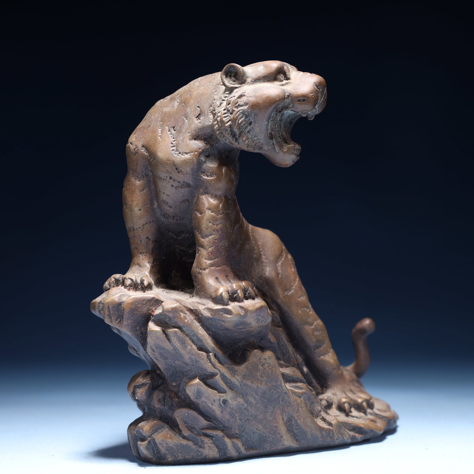 An Exquisite Bronze Tiger Ornament - 2