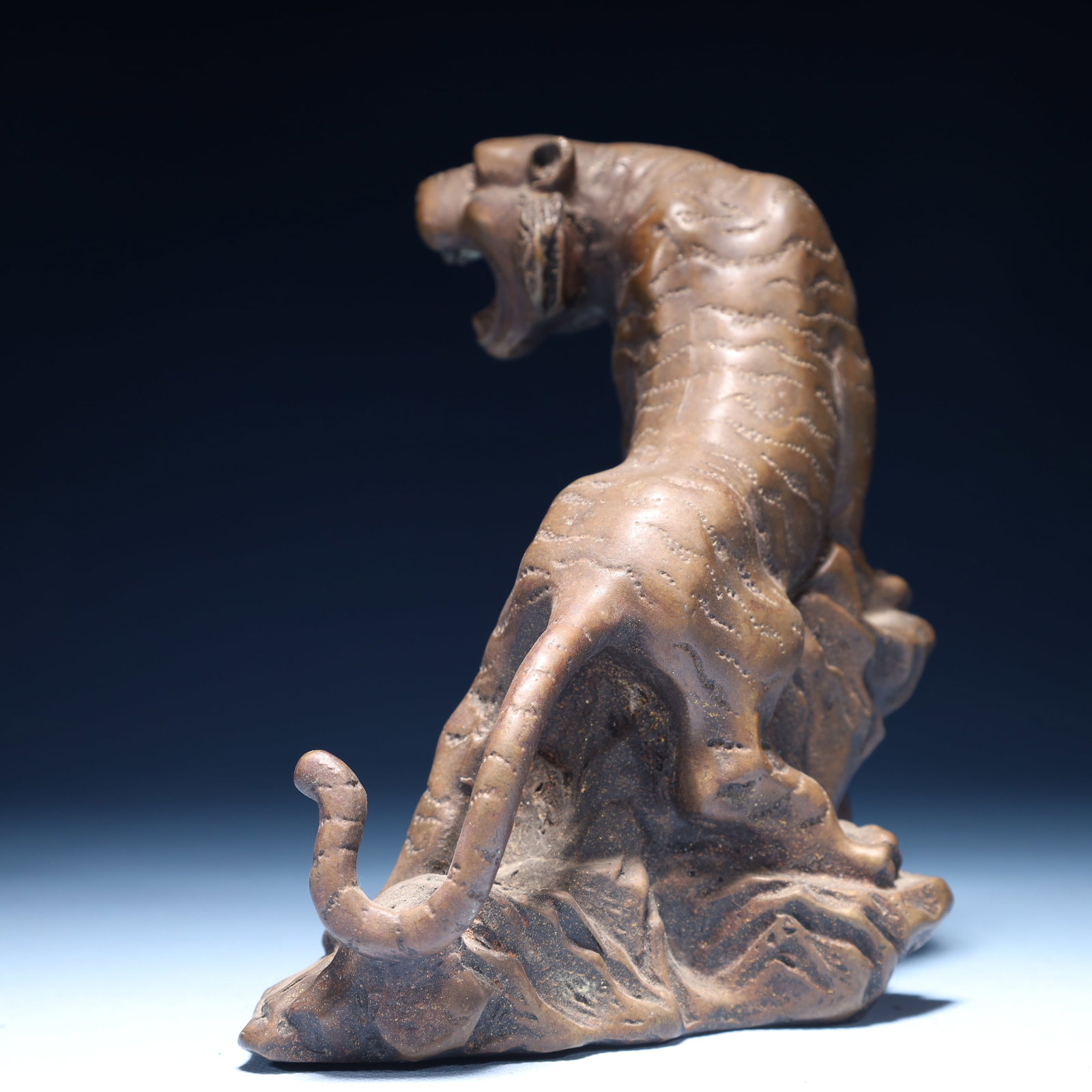 An Exquisite Bronze Tiger Ornament - 5