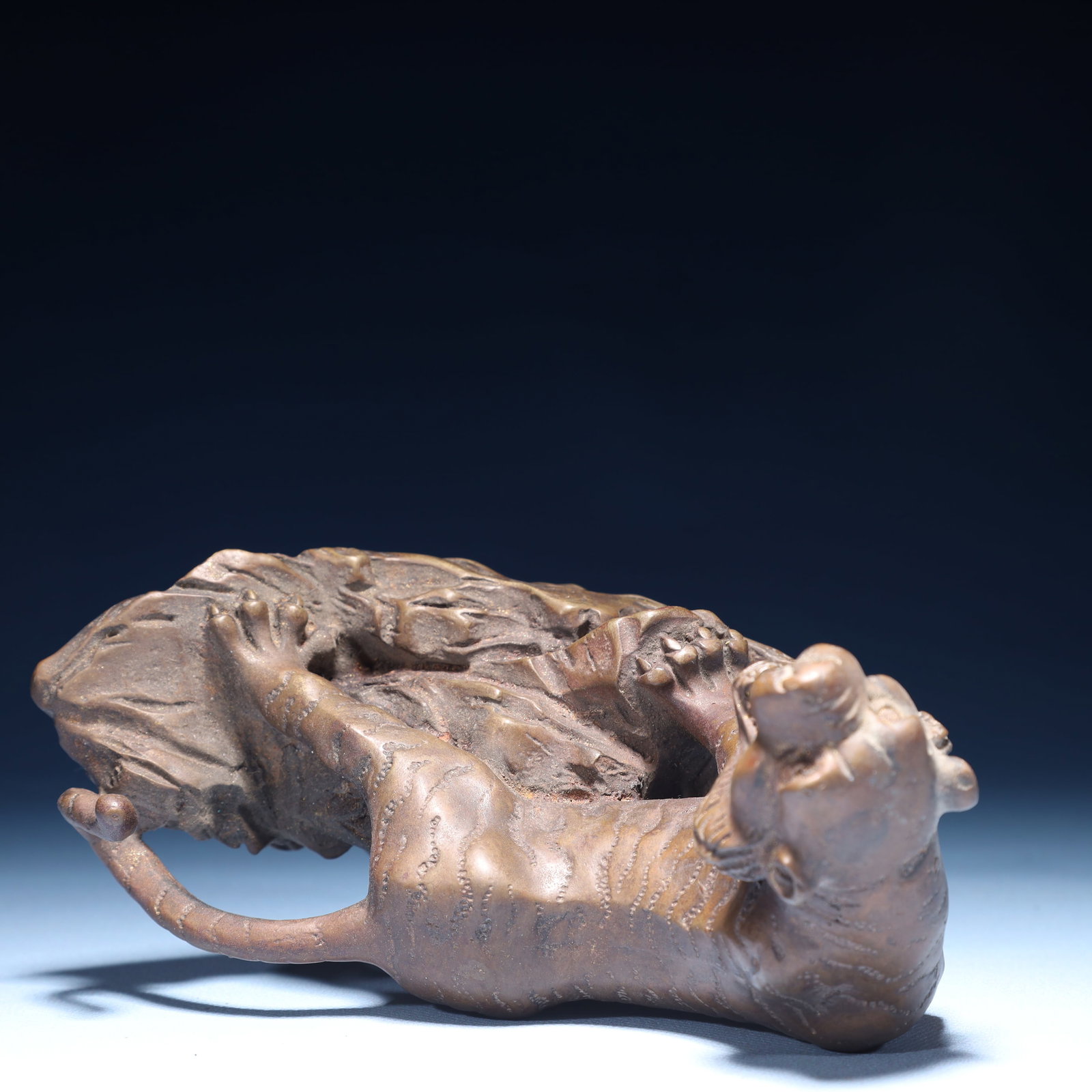 An Exquisite Bronze Tiger Ornament - 6