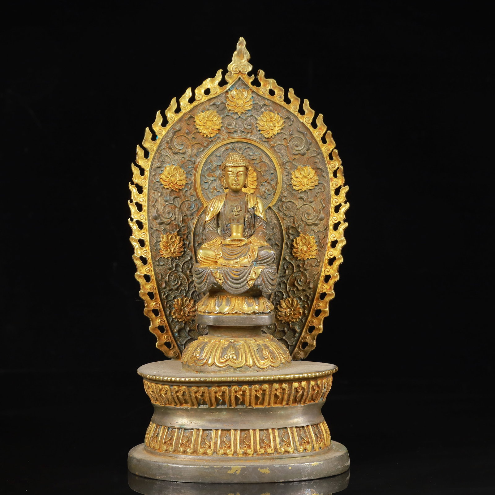 An Exquisite Gilt Silver Statue of Sakyamuni: An Exquisite Gilt Silver Statue of Sakyamuni,Tang Dynasty,China,Zhenguan Four-Character Mark,Size:4.7inx7.9inx9.4in,Weight:1300g