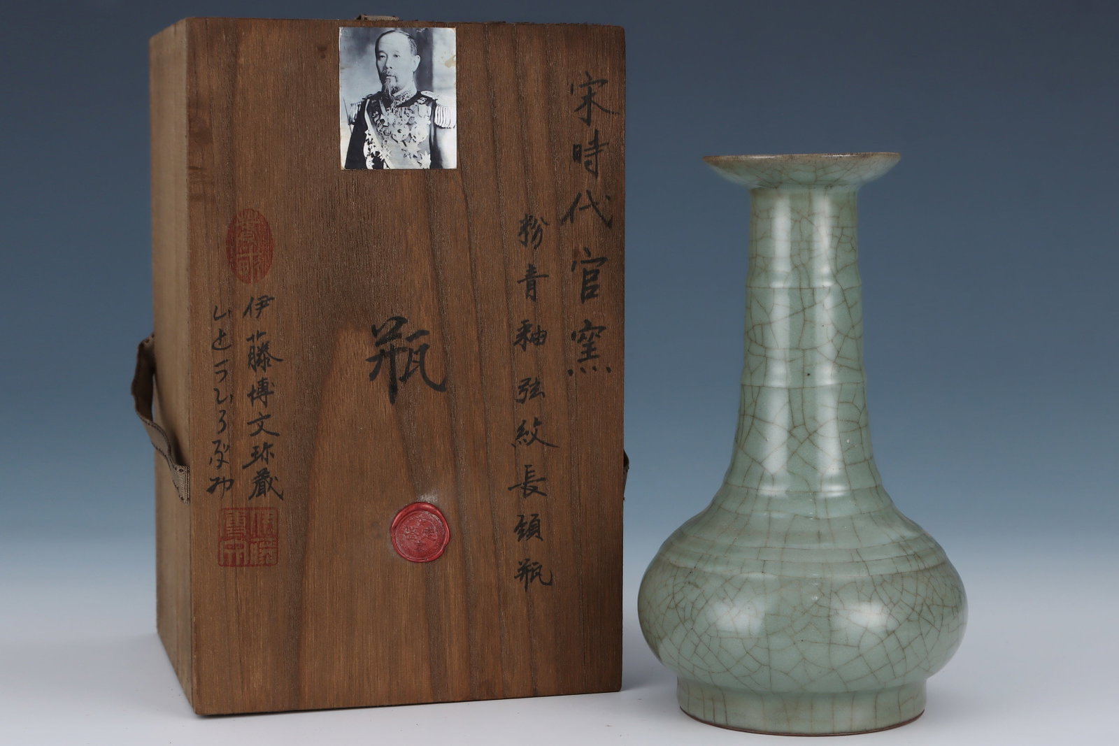 An Exquisite Guan yao Celadon Glazed Vase: An Exquisite Guan yao Celadon Glazed Vase,Song Dynasty,China,Size:9inx5.4in 官窑粉青釉瓶,中国宋代