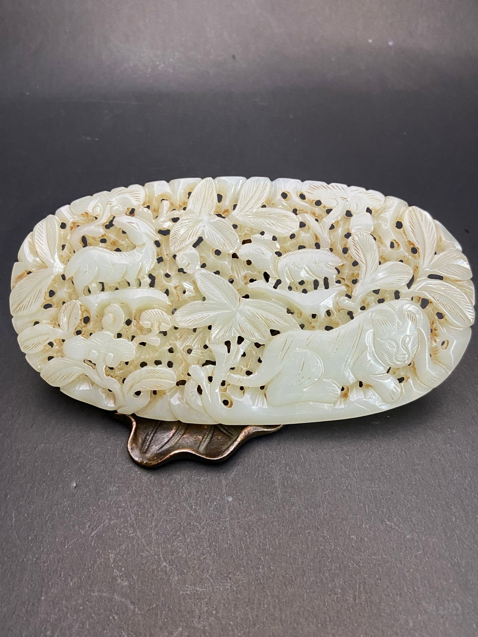 An Exquisite White Jade Animal Pattern Ornament: An Exquisite White Jade Animal Pattern Ornament,Qing Dynasty,China,Size:133mmx72mmx6.8mm,Weight:100g 白玉动物纹摆件,中国清代