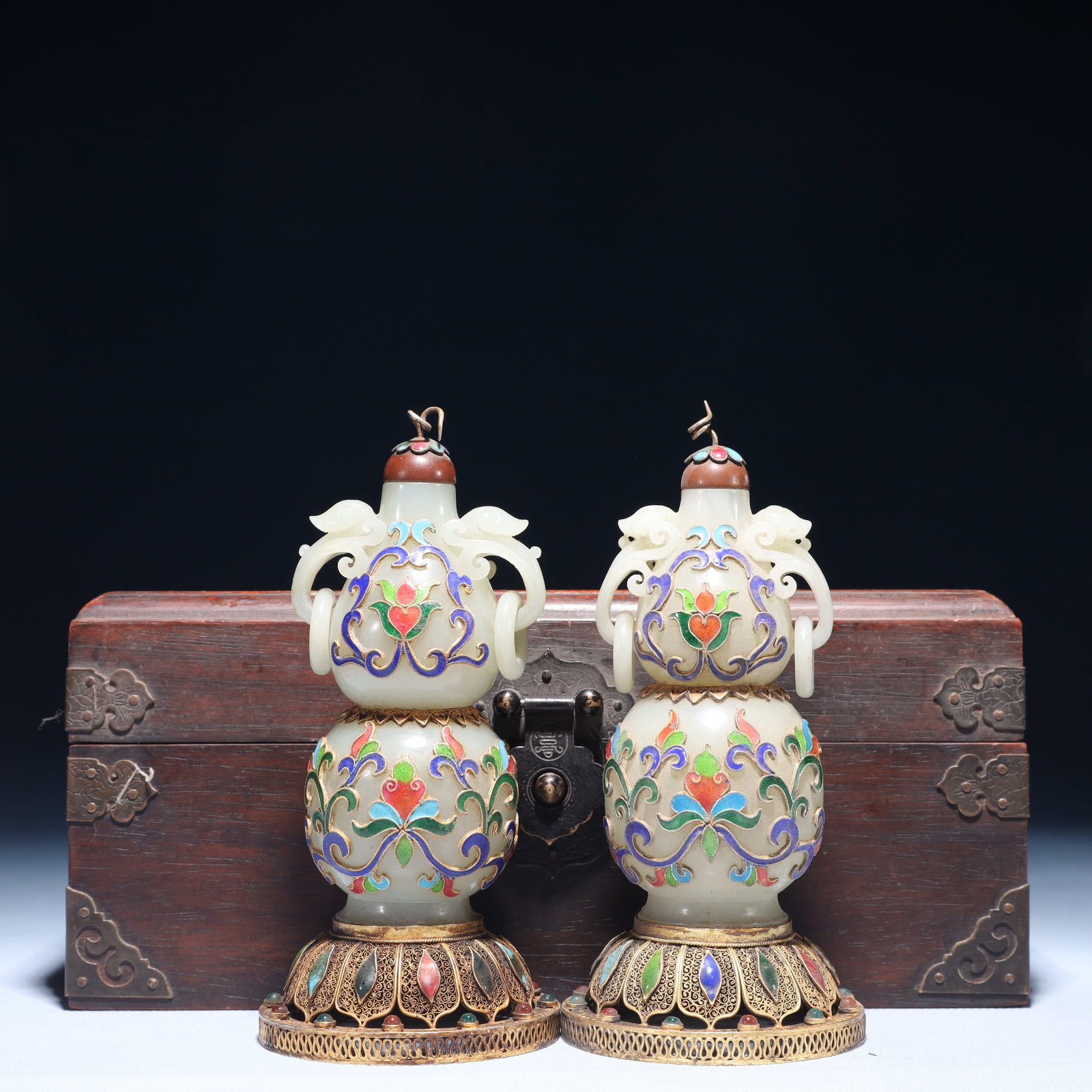 A Pair of Exquisite White Jade Cover with Gold Flower Pattern Gourd-Shaped Vases: A Pair of Exquisite White Jade Cover with Gold Flower Pattern Gourd-Shaped Vases, Qing Dynasty,China, Size:3.1inx5.9in,(Box)10.6inx8.7inx4.7in,Weight:600g