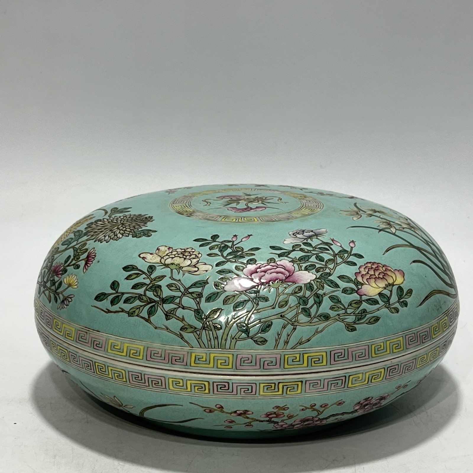 An Exquisite Famille-Rose Turquoise Ground Flower Pattern Box with Cover: An Exquisite Famille-Rose Turquoise Ground Flower Pattern Box with Cover,Qing Dynasty,China,With Mark,Size:10.2in