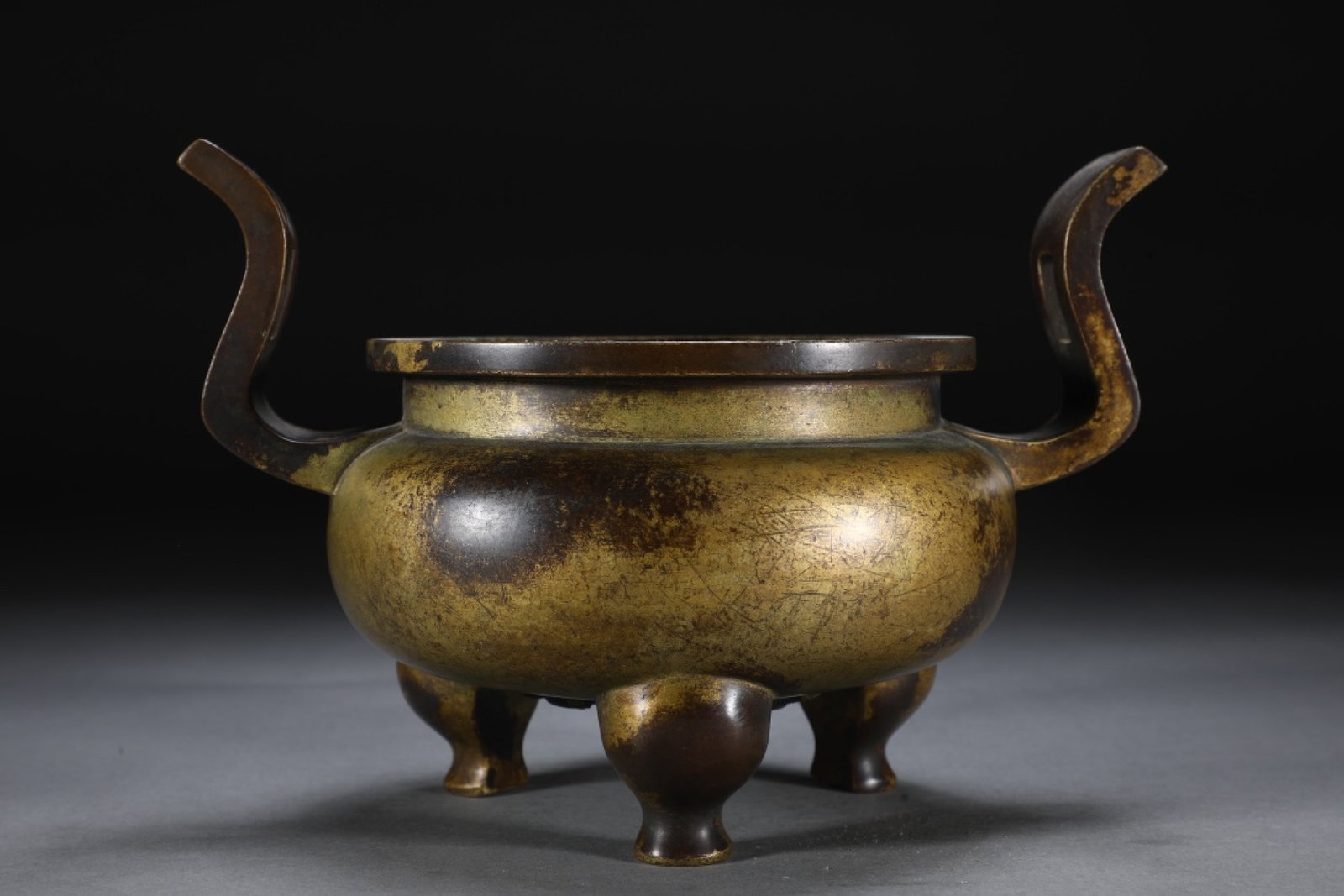An Exquisite Bronze Double-Ears Tripod Censer: An Exquisite Bronze Double-Ears Tripod Censer,Qing Dynasty,China,Size:5.7inx5.1inx5.7inx8.2in,Weight:2200g 铜双耳三足香炉,中国清代