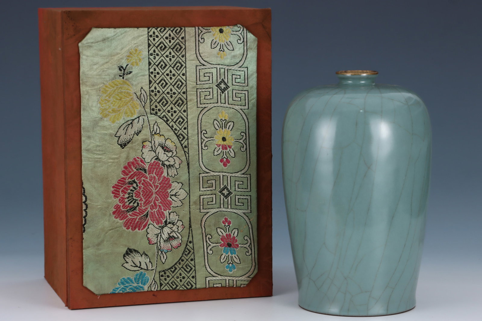 A Rare Guan yao Celadon Glazed Cover with Gold Vase,with an Imperial Poem by Emperor Qianlong: A Rare Guan yao Celadon Glazed Cover with Gold Vase,with an Imperial Poem by Emperor Qianlong,Song Dynasty,China,Size:12inx7.6in