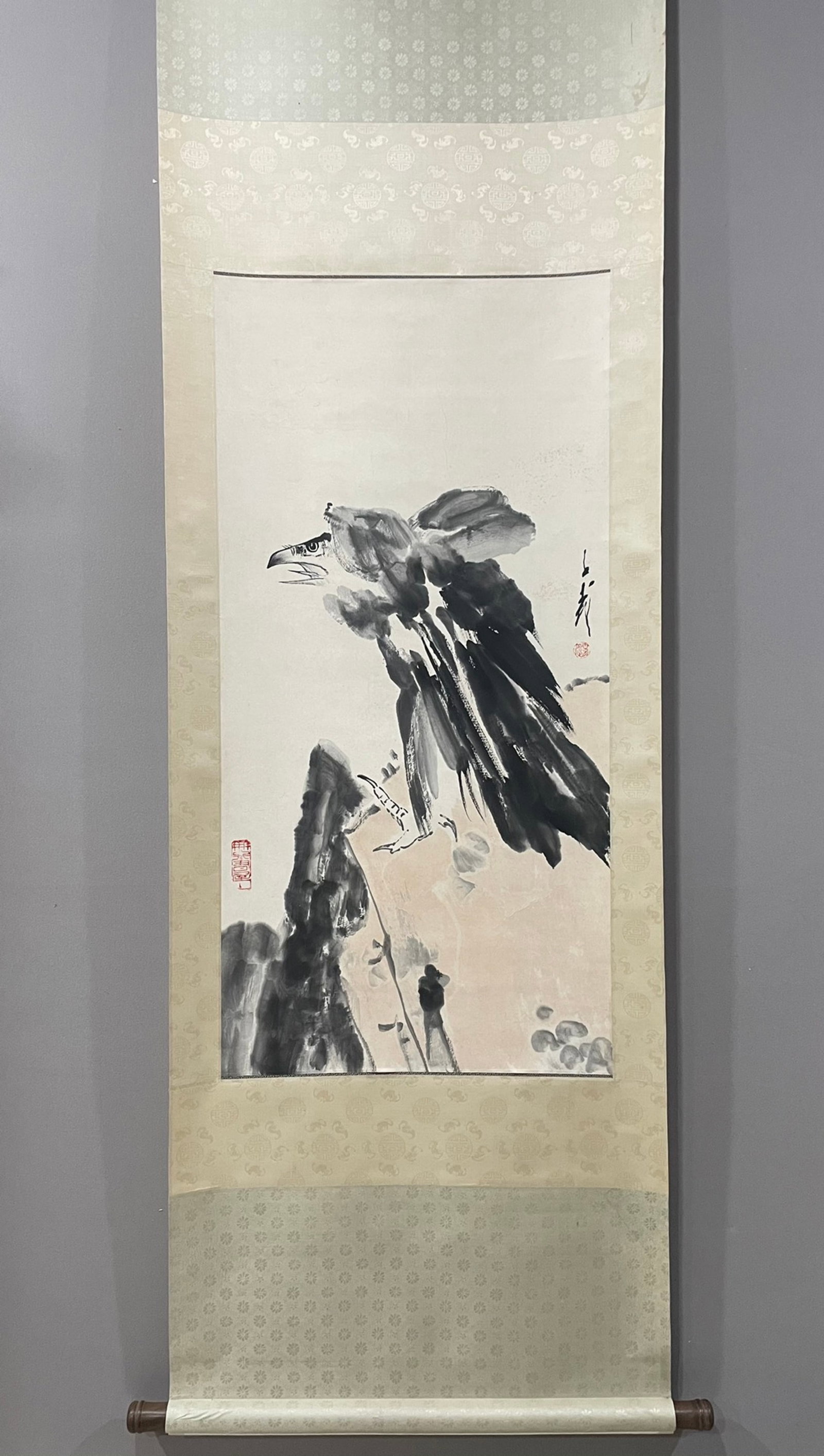 A Chinese Vertical Scroll Ink Painting of Eagle on Paper,Wang Ziwu: A Chinese Vertical Scroll Ink Painting of Eagle on Paper,Wang Ziwu,Size:39.4inx19.3in 一幅中国水墨鹰图立轴,王子武