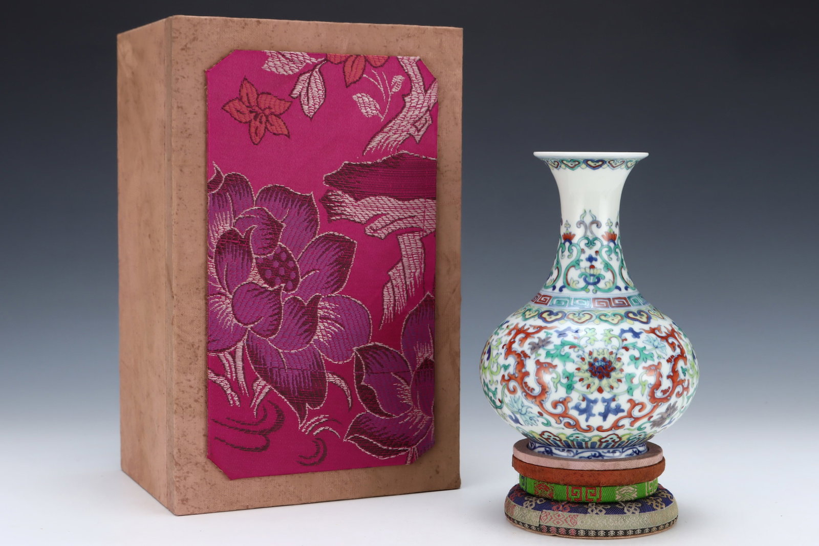 An Exquisite Doucai Lotus and Dragon Pattern Vase: An Exquisite Doucai Lotus and Dragon Pattern Vase,Qing Dynasty,China,Qianlong Six-character Mark,Size:7.2inx5.1in 斗彩缠枝莲龙纹瓶,中国ę