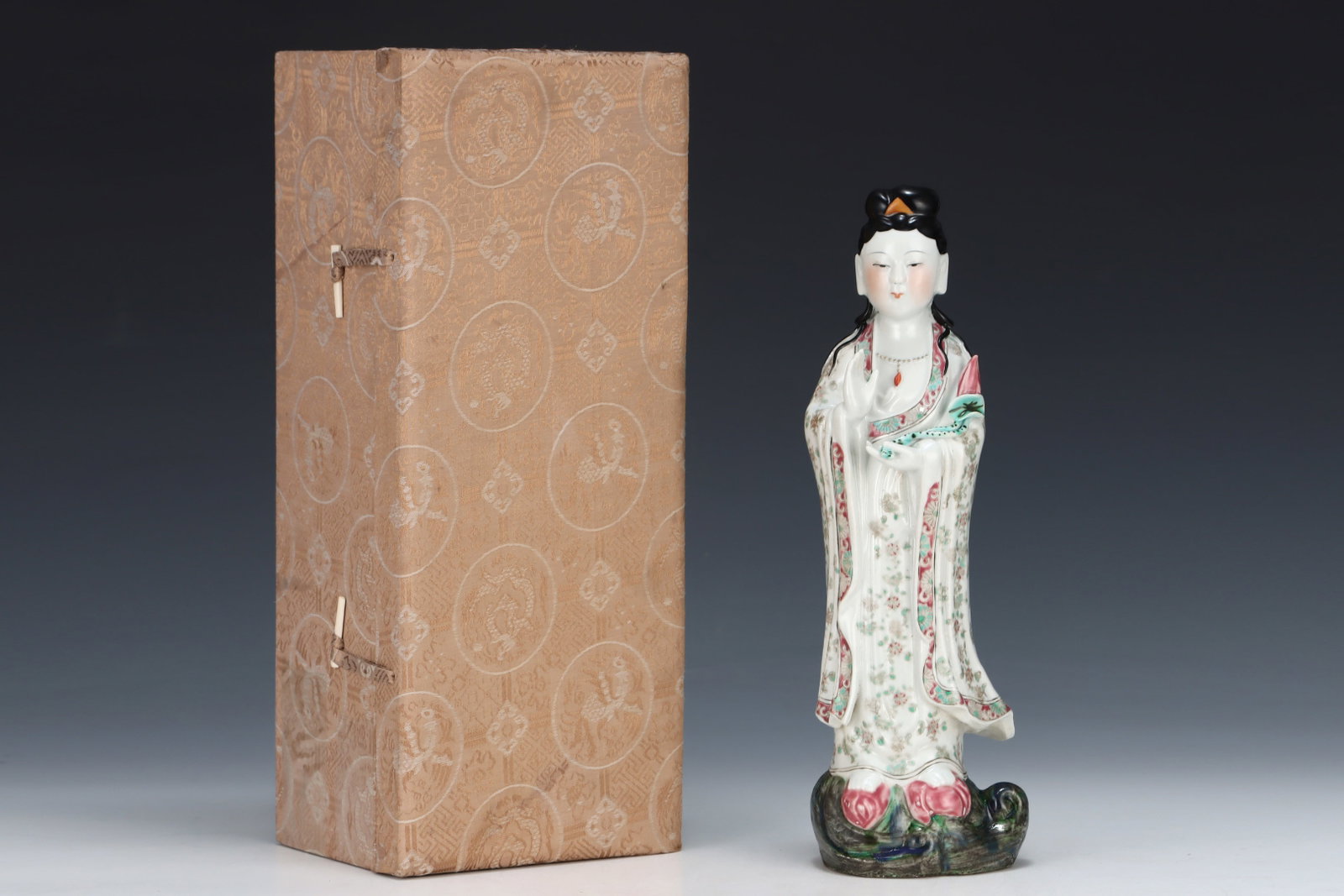 A Solemn Famille-Rose Flower Pattern Statue of Avalokitesvara: A Solemn Famille-Rose Flower Pattern Statue of Avalokitesvara,Qing Dynasty,China,Wei Hongtai Mark,Size:13inx4.6in