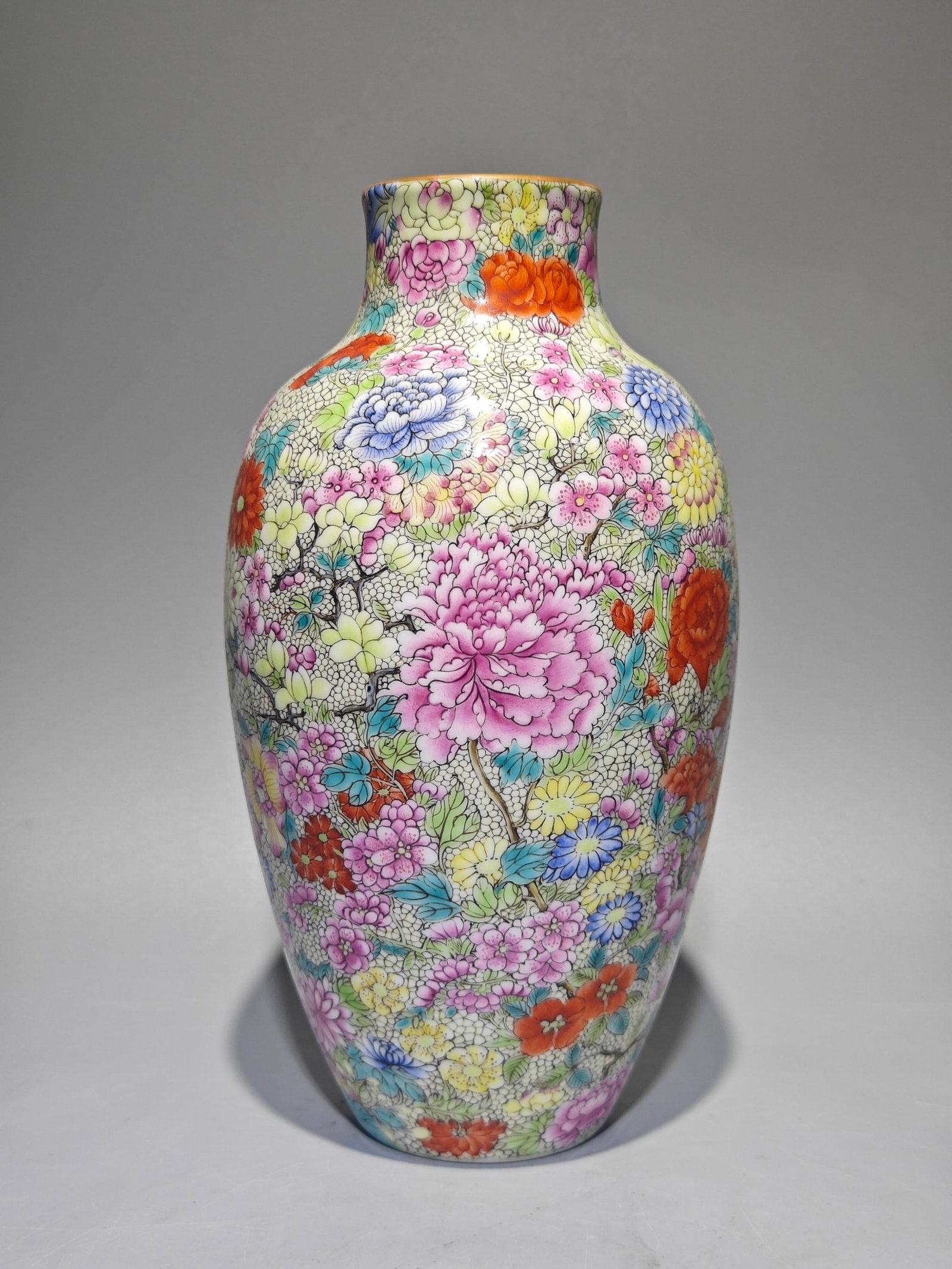 An Exquisite Enamel Painted Gold Flower Pattern Vase: An Exquisite Enamel Painted Gold Flower Pattern Vase,Qing Dynasty,China,Qianlong Six-character Mark,Size:8.9inx4.9in