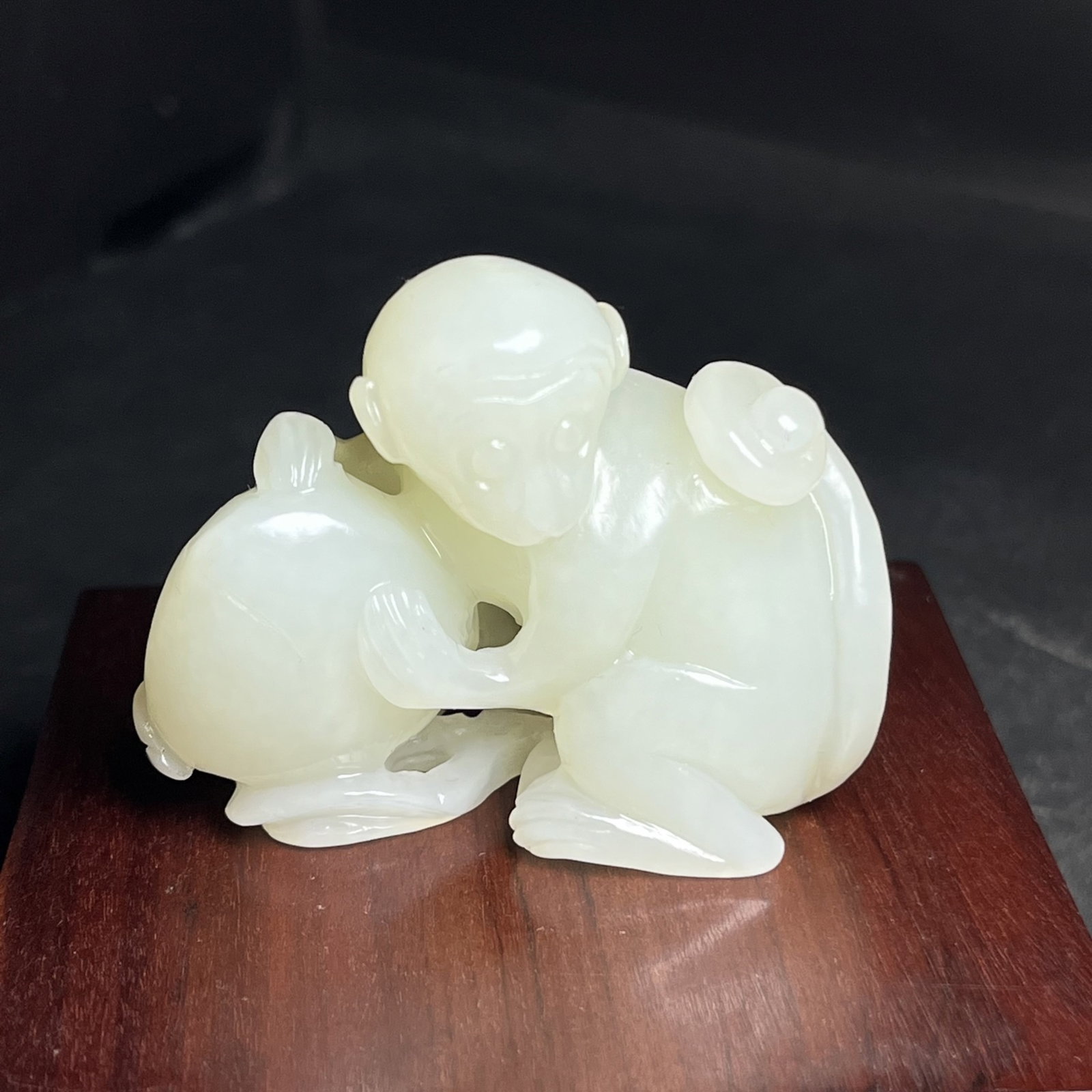 An Exquisite White Jade Monkey Peach Hand Piece: An Exquisite White Jade Monkey Peach Hand Piece,Qing Dynasty,China,Size:56mmx25mmx45mm,Weight:74g 白玉猴桃手把件,中国清代