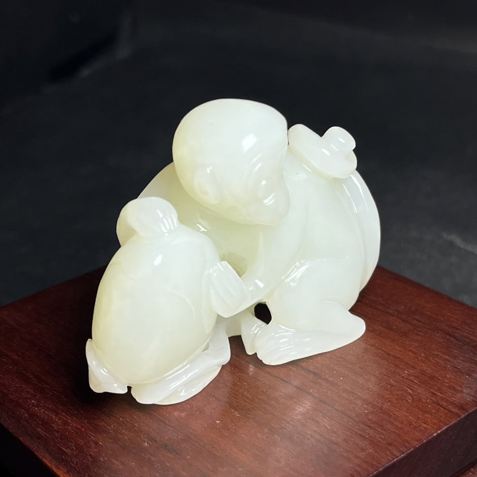 An Exquisite White Jade Monkey Peach Hand Piece - 2