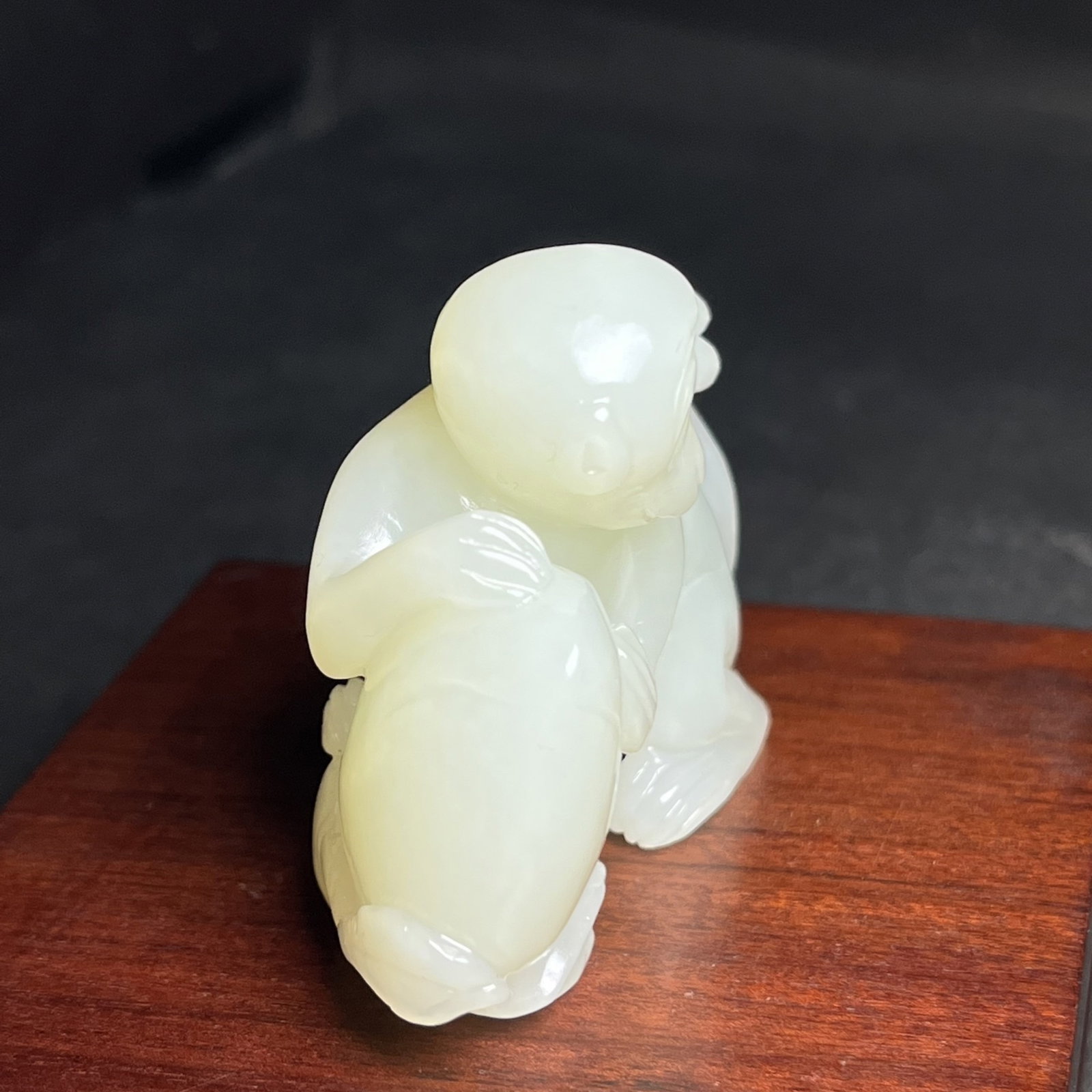 An Exquisite White Jade Monkey Peach Hand Piece - 3