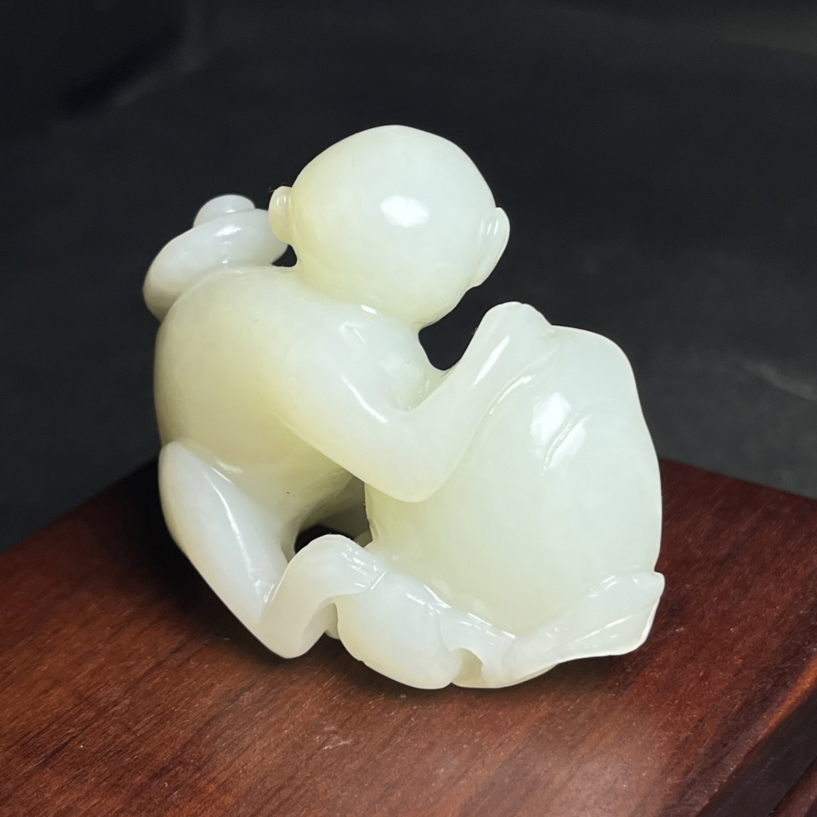 An Exquisite White Jade Monkey Peach Hand Piece - 4