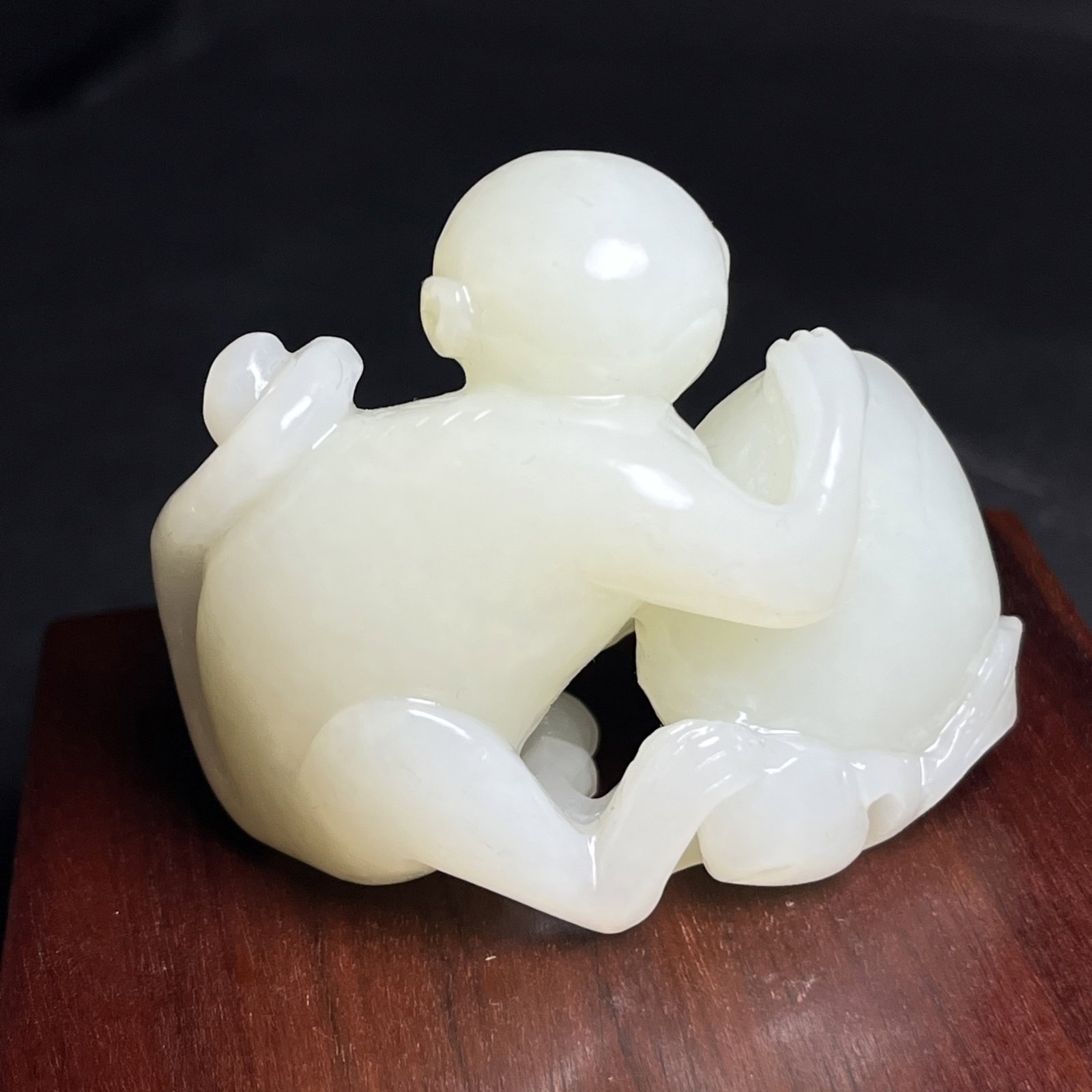 An Exquisite White Jade Monkey Peach Hand Piece - 5
