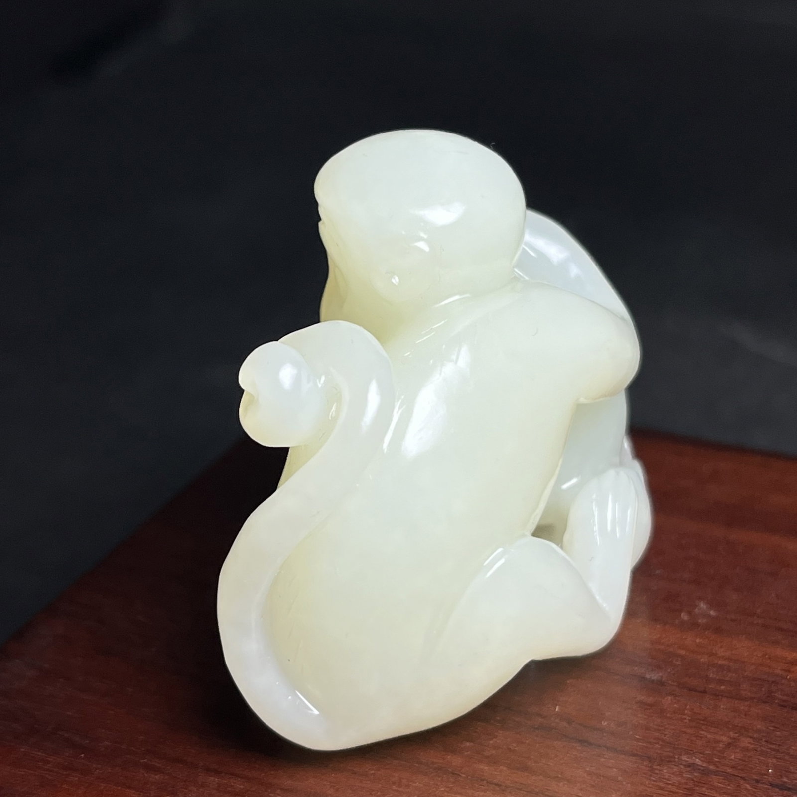 An Exquisite White Jade Monkey Peach Hand Piece - 6