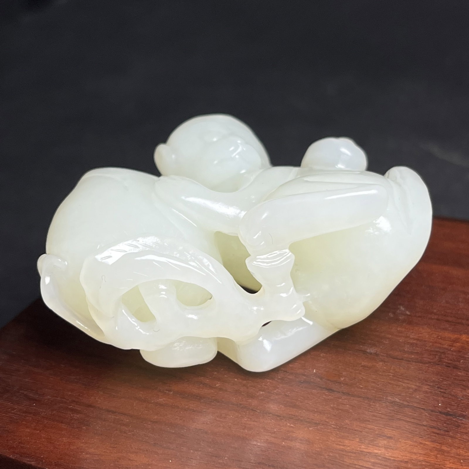 An Exquisite White Jade Monkey Peach Hand Piece - 7
