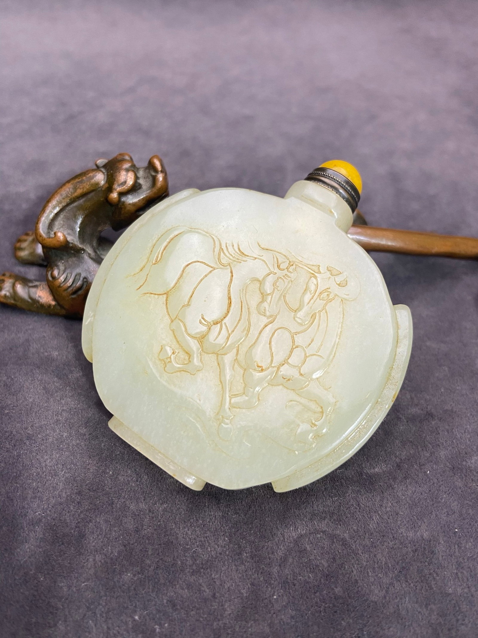 An Exquisite White Jade Horse Pattern Snuff Bottle - 3