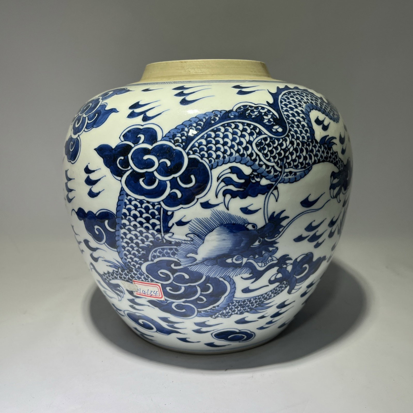 An Exquisite Blue and White Auspicious Cloud and Dragon Pattern Jar: An Exquisite Blue and White Auspicious Cloud and Dragon Pattern Jar,Qing Dynasty,China,Size:8.5inx3.7in 青花祥云龙纹罐,中国清代