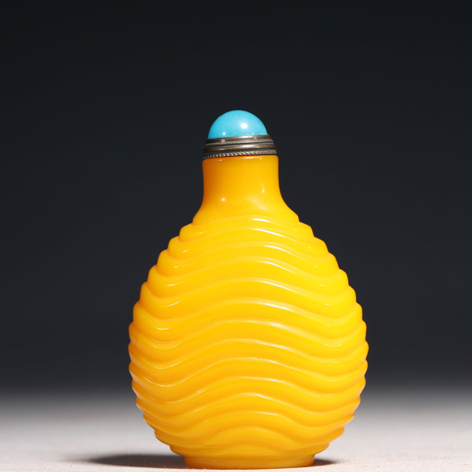 An Exquisite Glass Porcelain Snuff Bottle: An Exquisite Glass Porcelain Snuff Bottle,Qing Dynasty,China,Qianlong Four-character Mark,Size:2.2inx1.2inx3.1in 琉璃鼻烟壶,中国清代,乾Ɓ