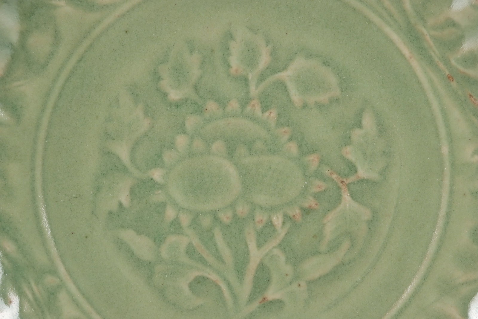An Exquisite Longquan yao Flower Pattern Plate - 3