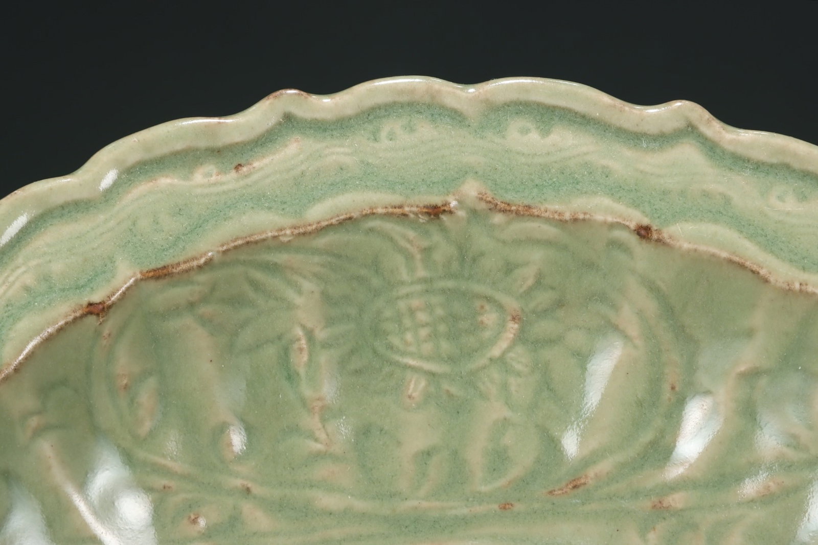 An Exquisite Longquan yao Flower Pattern Plate - 4