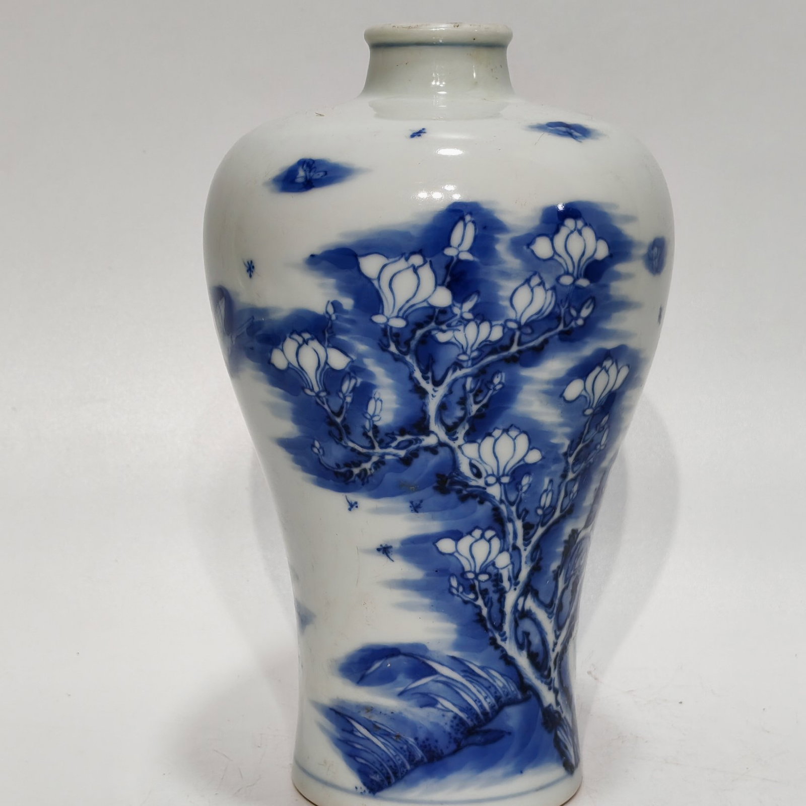 An Exquisite Blue and White Flower Pattern Vase: An Exquisite Blue and White Flower Pattern Vase,Ming Dynasty,China,Chenghua Four-character Mark,Size:7.5in 青花花卉纹瓶,中国明代,成