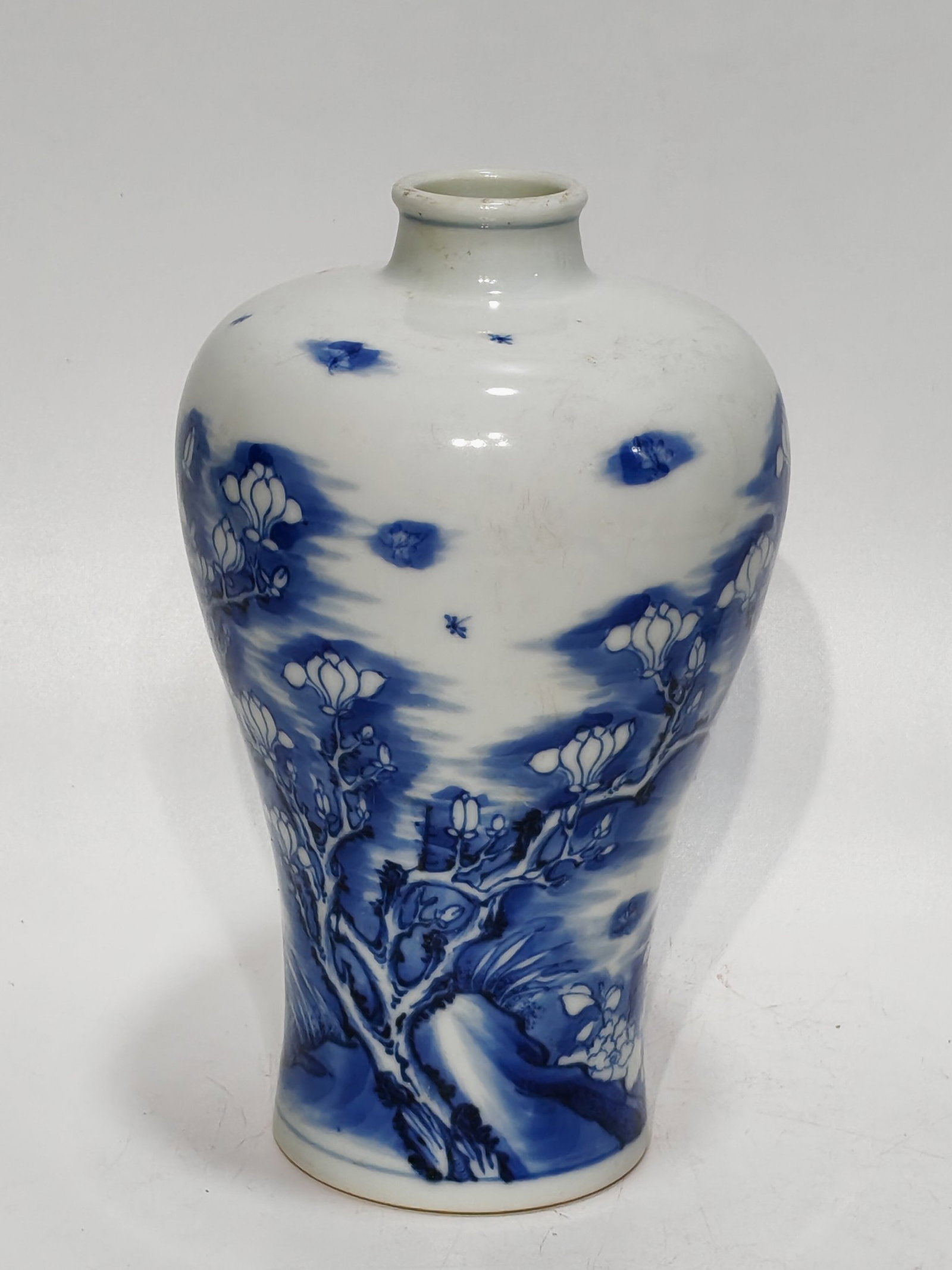 An Exquisite Blue and White Flower Pattern Vase - 2