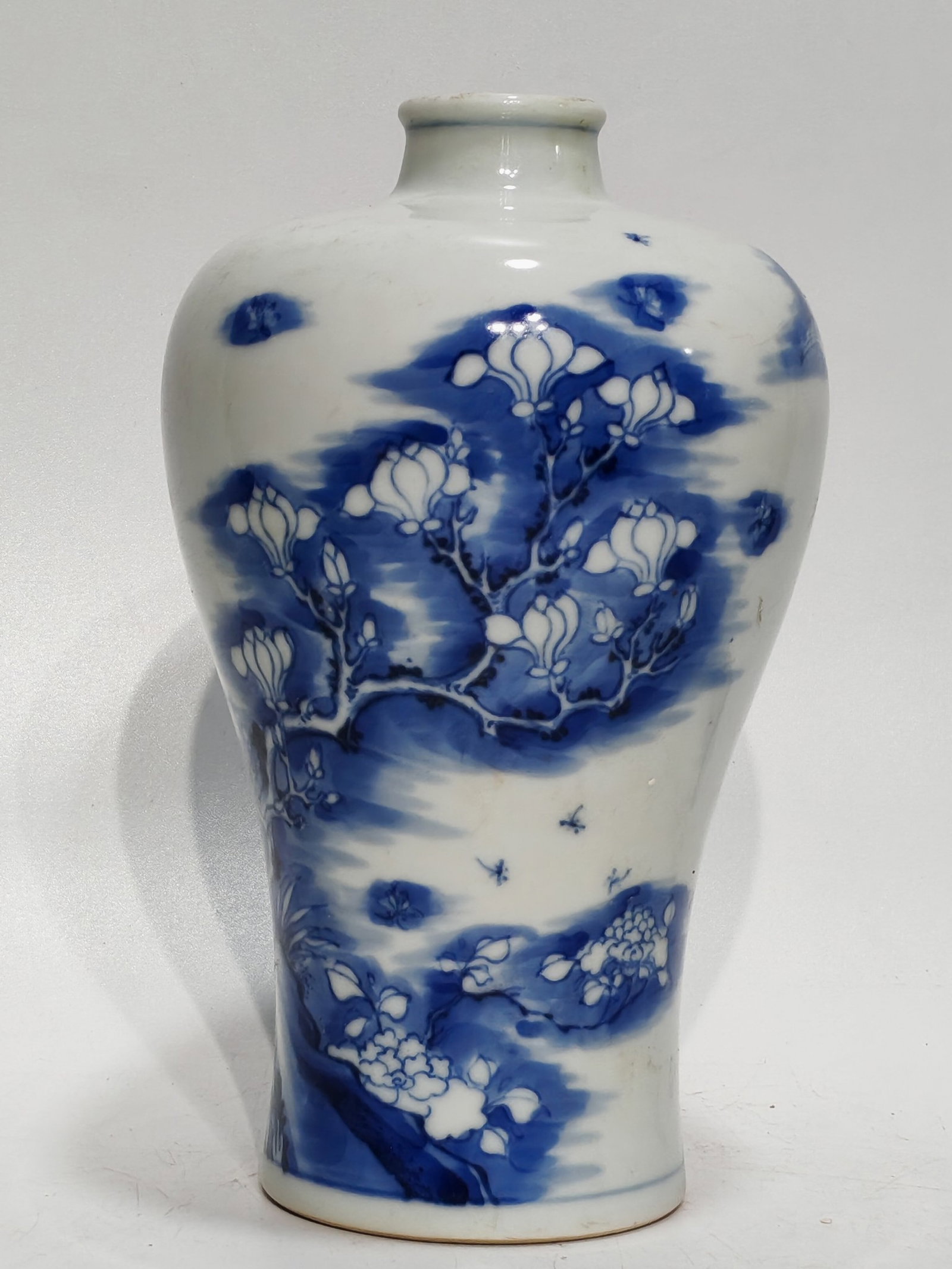 An Exquisite Blue and White Flower Pattern Vase - 3