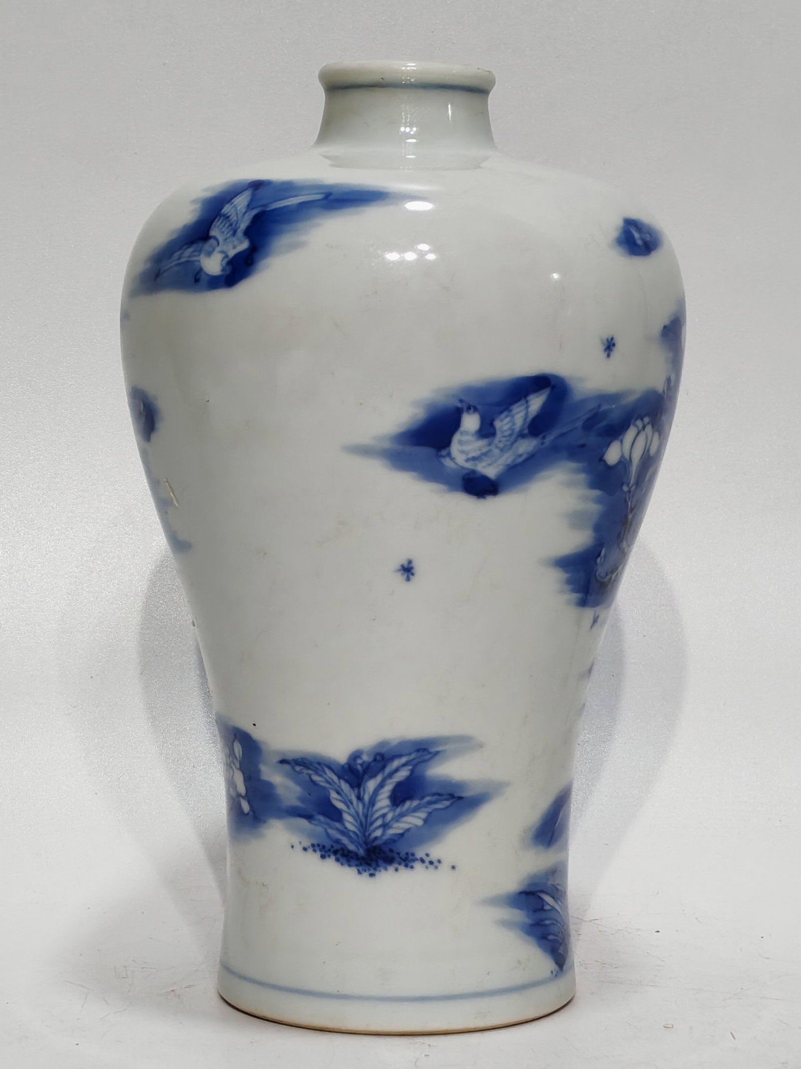 An Exquisite Blue and White Flower Pattern Vase - 4
